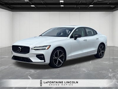 2024 Volvo S60 B5 Core Dark Theme