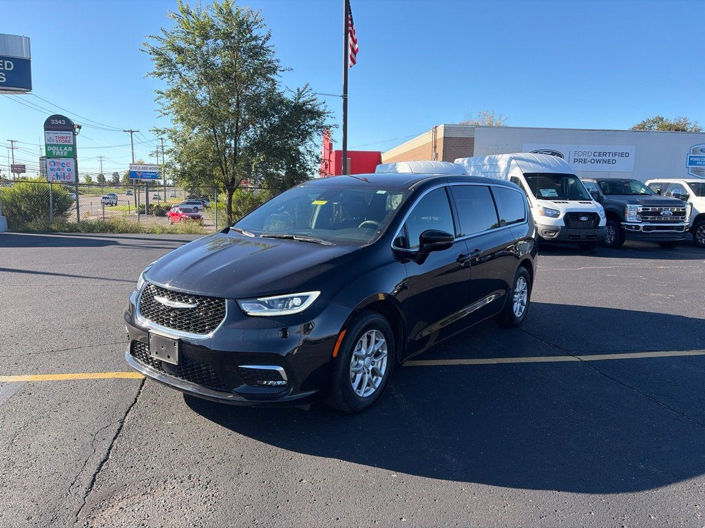 2025 Chrysler Pacifica Select