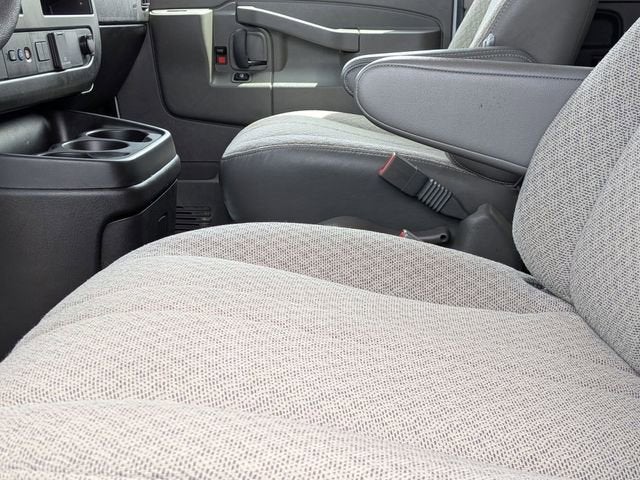 2024 Chevrolet Express Passenger 3500 1LT