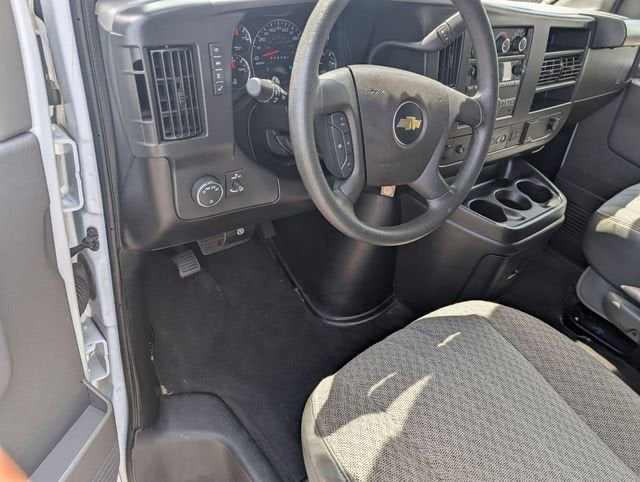 2025 Chevrolet Express Passenger 1LT