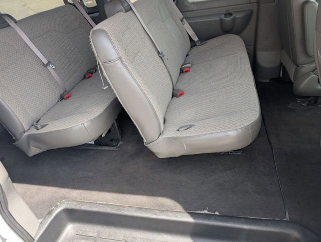 2025 Chevrolet Express Passenger 1LT