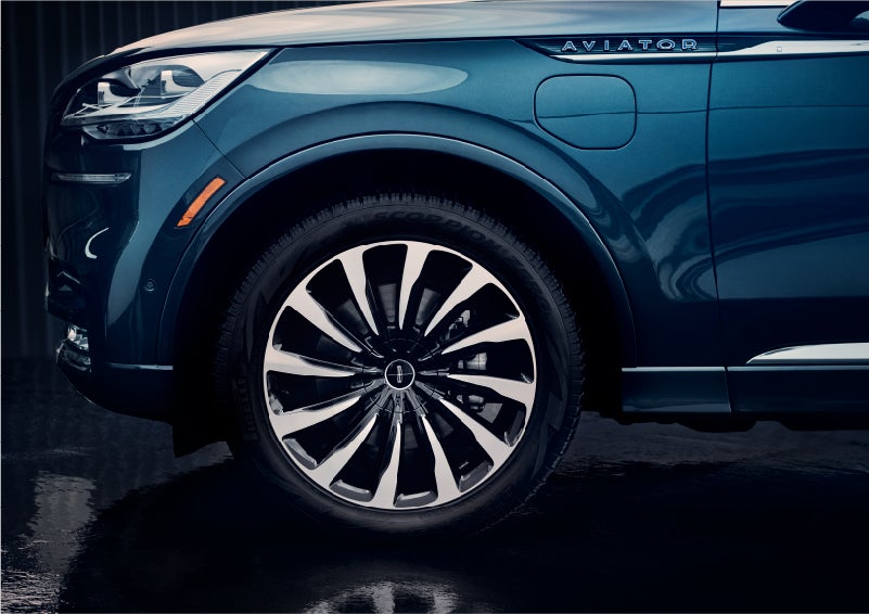 The 2023 Lincoln Aviator® Black Label Grand Touring model with unique 12-spoke wheel | LaFontaine Lincoln Grand Rapids in Grand Rapids MI