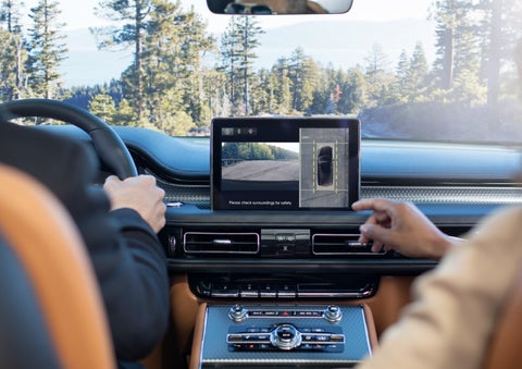 The available 360-Degree Camera shows a bird's-eye view of a Lincoln Aviator® SUV | LaFontaine Lincoln Grand Rapids in Grand Rapids MI