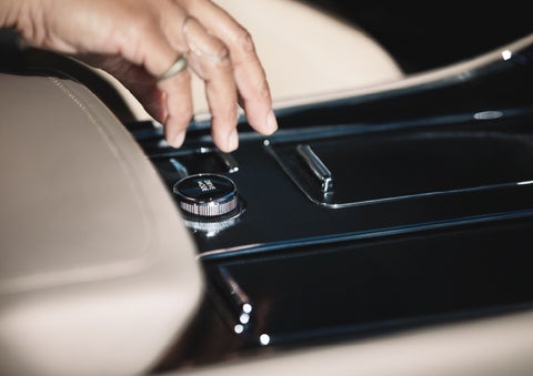 A hand reaching for the Lincoln Drive Modes knob of a 2024 Lincoln Aviator® SUV | LaFontaine Lincoln Grand Rapids in Grand Rapids MI