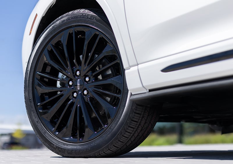 The stylish blacked-out 20-inch wheels from the available Jet Appearance Package are shown. | LaFontaine Lincoln Grand Rapids in Grand Rapids MI