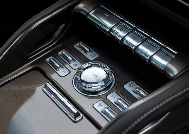 A crystal-inspired volume knob is shown in the center floor console of a 2025 Lincoln Nautilus® SUV. | LaFontaine Lincoln Grand Rapids in Grand Rapids MI