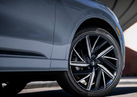 The wheel of the 2027 Lincoln Aviator® Black Label™ SUV is shown slightly angled out. | LaFontaine Lincoln Grand Rapids in Grand Rapids MI