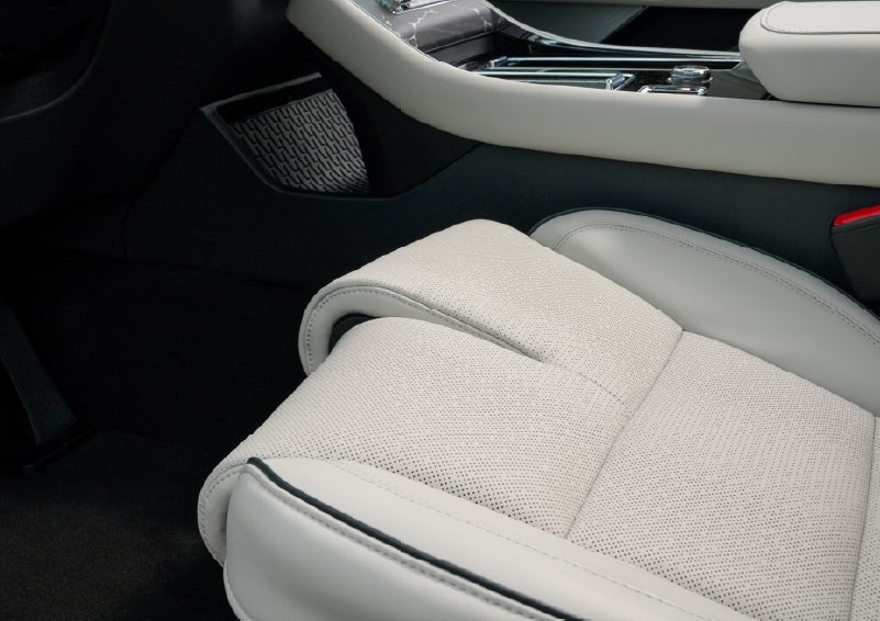 The front passenger Perfect Position seat is shown with the thigh extender adjusted.| LaFontaine Lincoln Grand Rapids in Grand Rapids MI